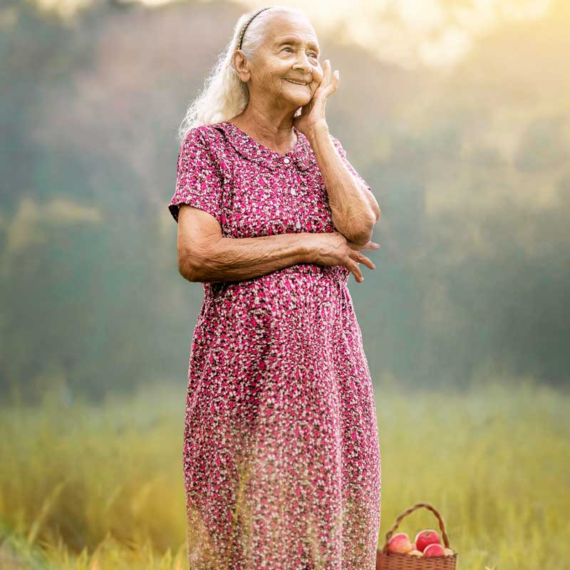 Femme centenaire souriante dans un champs
