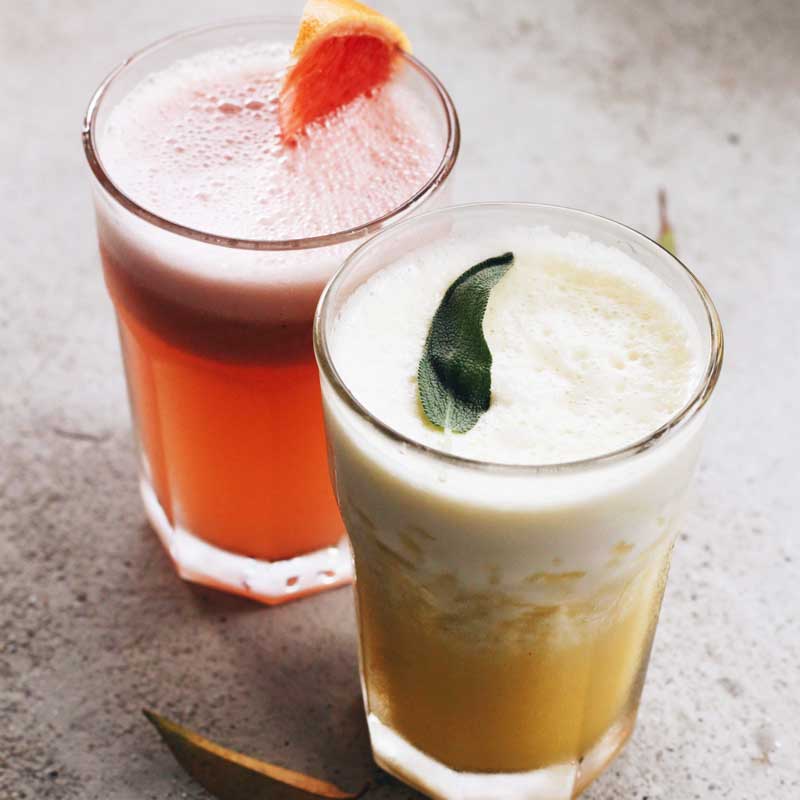 Photo montrant un verre de lait et un verre de jus d'orange