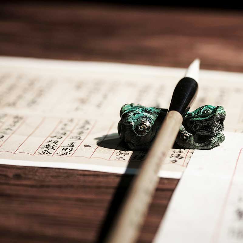 Un porte plume avec un parchemin écriture chinoise