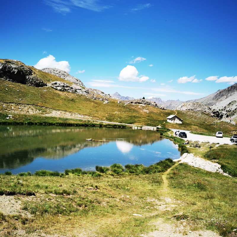 Paysage représentant la nature, petit lac et montagne