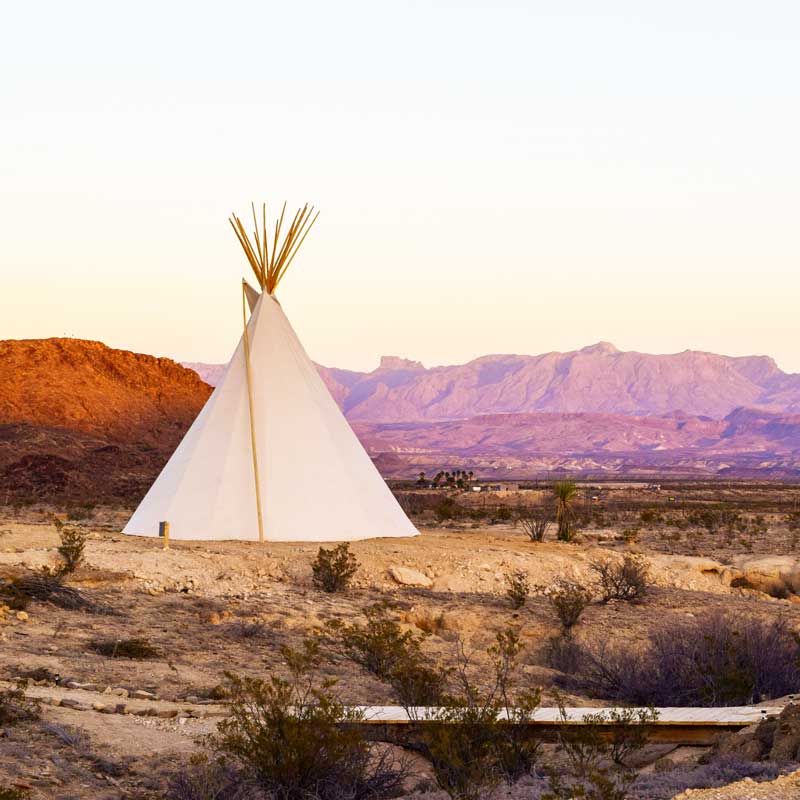 Paysage où est posé un tipi