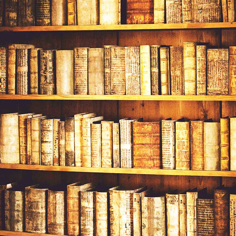 Vieux livres rangés dans une bibliothèque