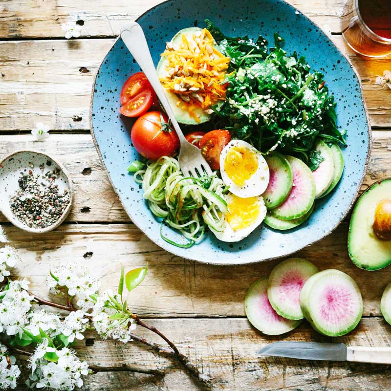 Photo d'une assiette avec des légumes et un œuf dur